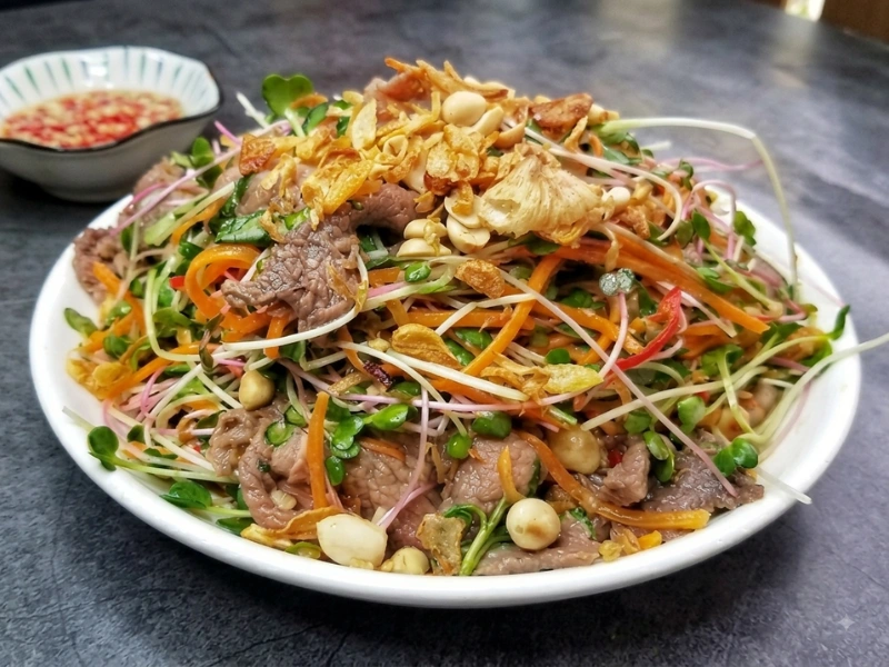 Bò bóp thấu với rau mầm là một trong những món khoái khẩu của nhiều gia đình