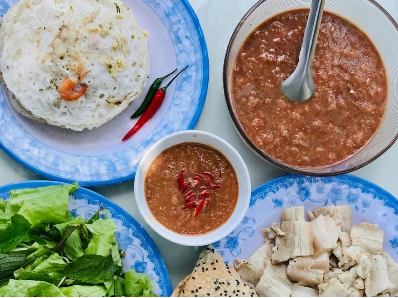 Cách thưởng thức mắm nhum chuẩn vị nhất là dầm thêm tí tỏi ớt, chút chanh rồi chấm cùng thịt ba chỉ luộc thái mỏng