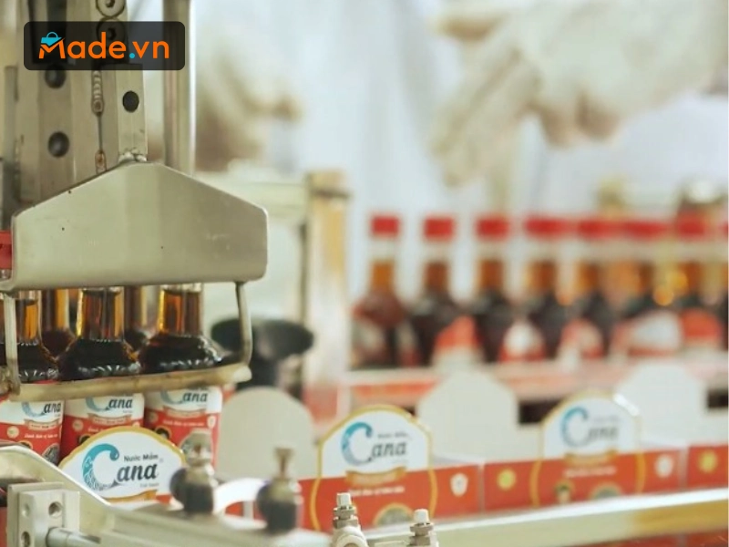 Cận cảnh quy trình đóng chai và tiệt trùng UV của nước mắm Cana