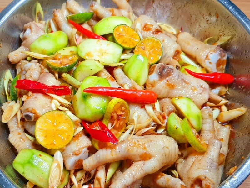 Chân gà sả tắc cóc đặc biệt với vị đậm đà, cay nồng hấp dẫn
