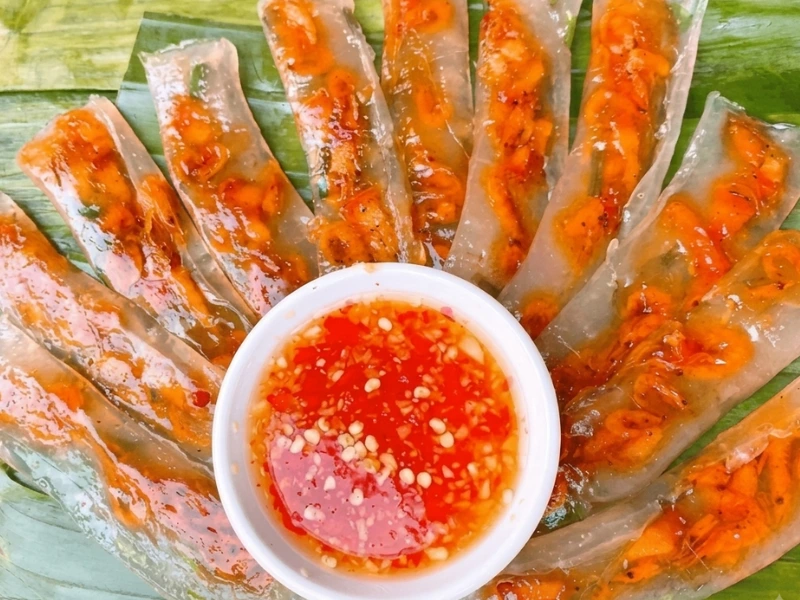 Chén nước mắm có lớp ớt tươi nổi bắt mắt, vị ngọt chua thanh dịu nhẹ hòa quyện với nhân tôm thịt của bánh bột lọc