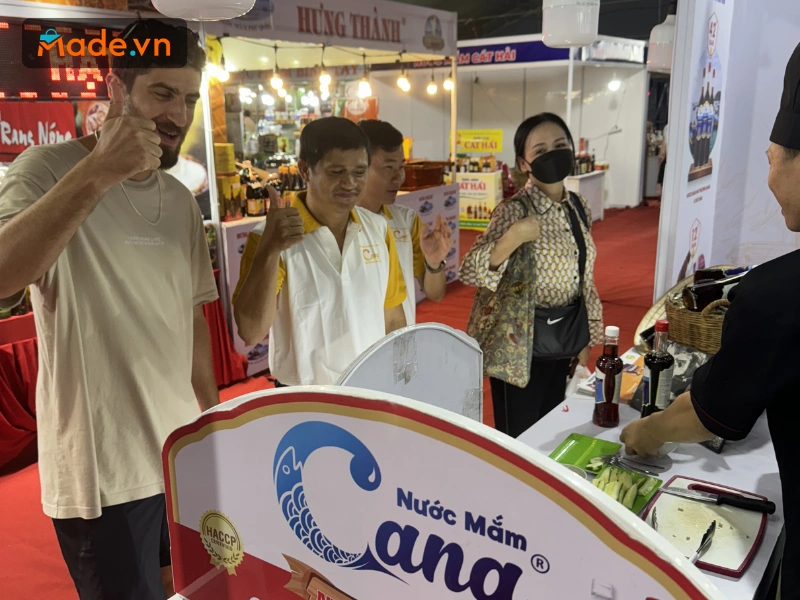 Khách tham quan thích thú trải nghiệmthưởng thức sản phẩm Việt – minh chứng cho sức hút từ chất lượng thật và giá trị thật