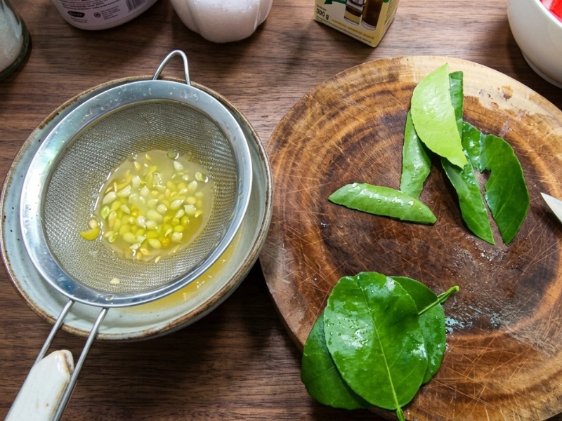 Lá chanh rửa sạch, bỏ cuống lá rồi cắt nhỏ