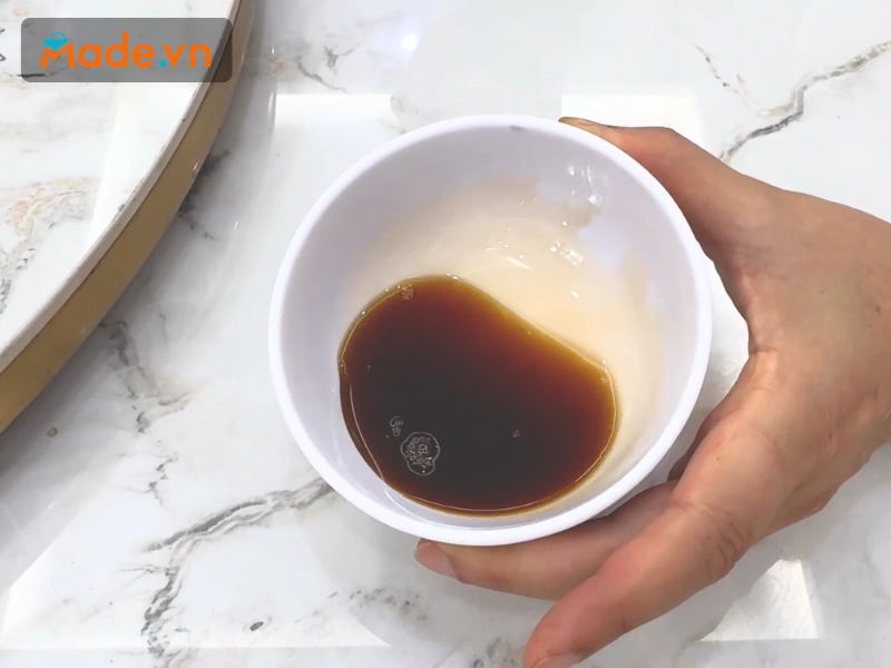 Mắm truyền thống thường sánh hơn và khi lắc sẽ nổi bọt tăm li ti, lâu tan