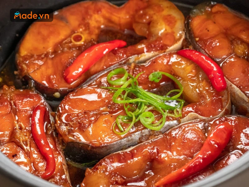 Món cá kho tộ với nước kho có màu nâu cánh gián đậm đà, bóng mượt nhờ mắm cốt