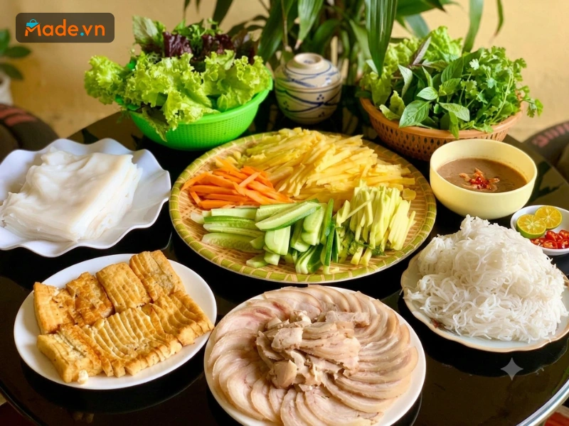 Món phở cuốn chấm nước mắm ngon đúng điệu