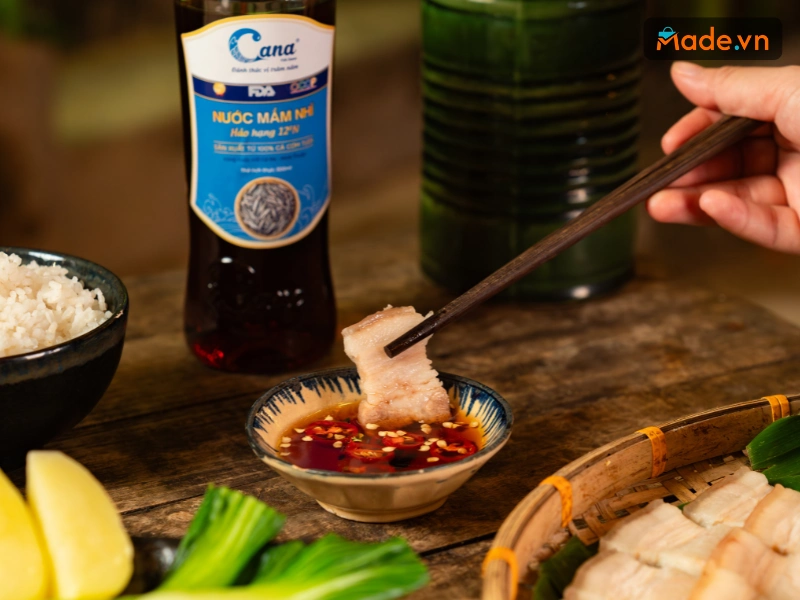 Món thịt ba chỉ luộc và bát nước mắm tỏi ớt nguyên bản
