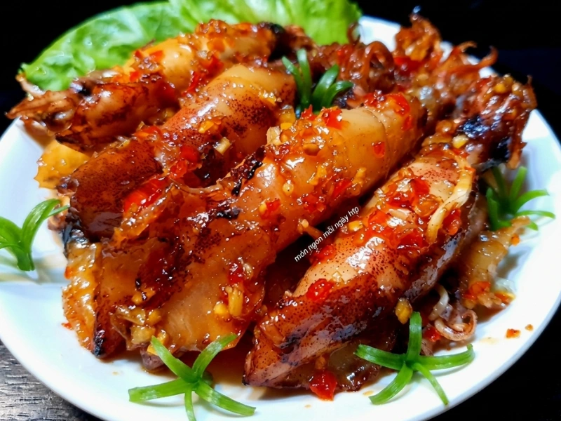 Mực có màu đỏ bắt mắt, mùi thơm của sa tế cùng vị cay nồng kết hợp hoàn hảo