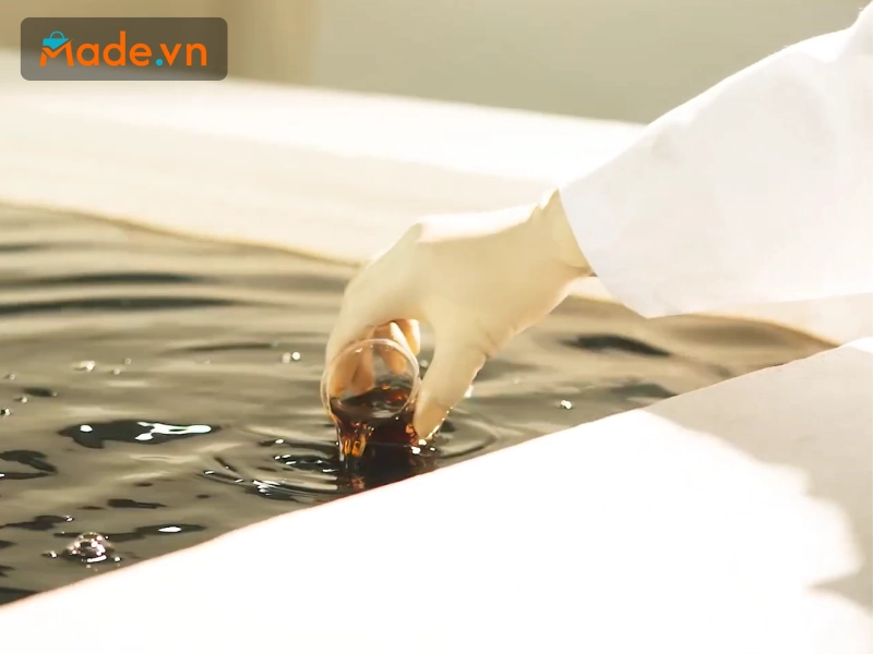 Nghệ nhân Nguyễn Văn Quất đang kiểm tra bể ủ chượp