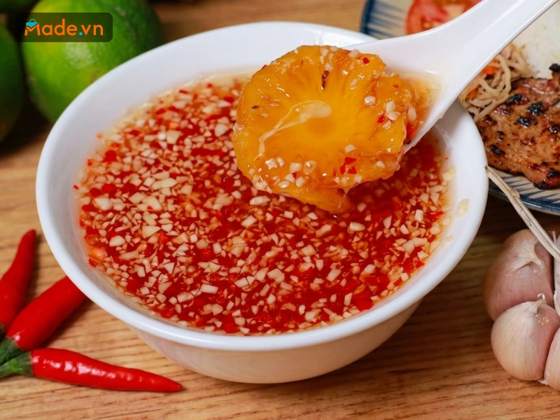 Nước mắm cơm tấm không chỉ là gia vị, mà còn là ‘linh hồn’ tạo hương vị đặc trưng, khiến đĩa cơm bình dị trở thành mỹ vị khó quên của ẩm thực Sài Gòn.