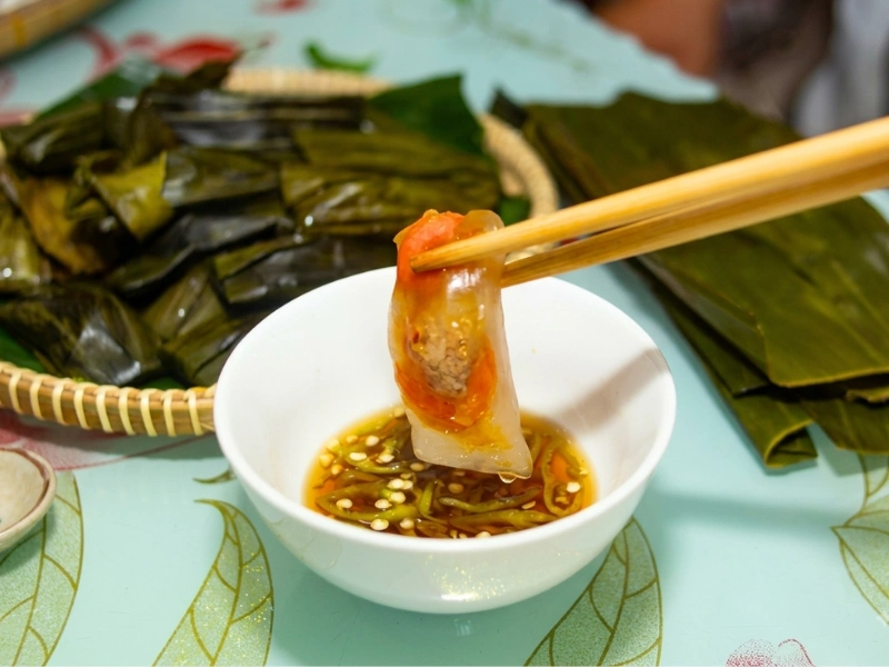 Nước mắm cốt ruốc chấm bánh bột lọc có vị mặn đặc trưng nồng nàn của mắm ruốc lên men, quyện cùng vị cay xè của ớt tươi