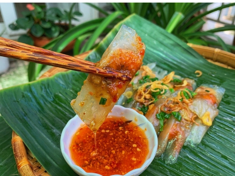 Nước mắm cốt tôm tỏa hương thơm tự nhiên của tôm, vị ngọt hậu đậm đà