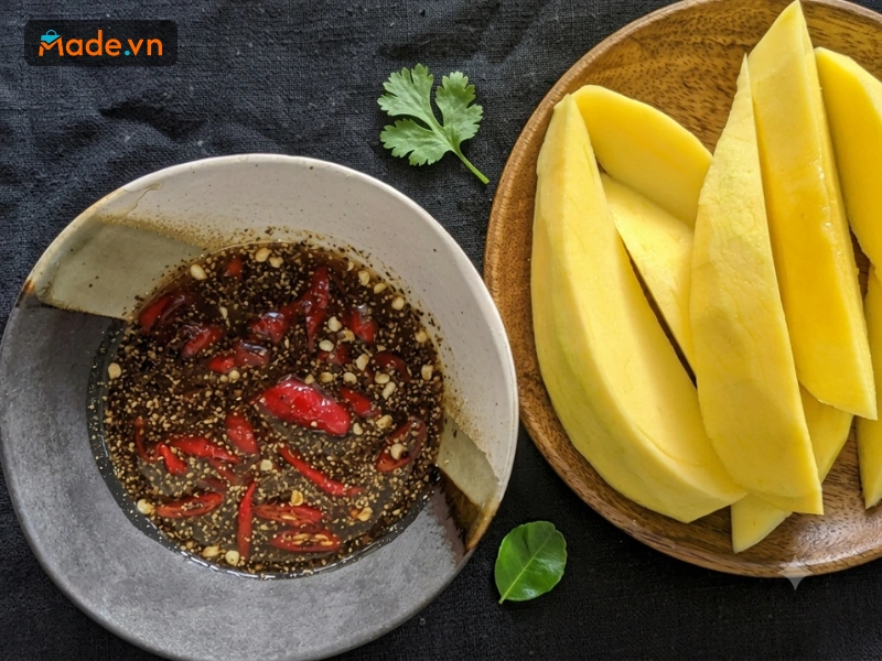 Nước mắm đường tiêu có màu sắc hấp dẫn, vị cay nồng chấm với xoài cực bắt vị