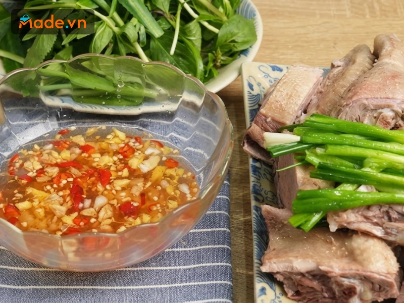 Nước mắm gừng không thể thiếu khi đặt cạnh món vịt luộc của người Việt