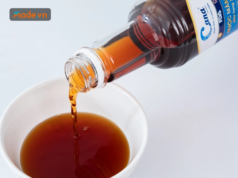 Nước mắm sạch thường có màu từ vàng rơm đến nâu cánh gián trong veo