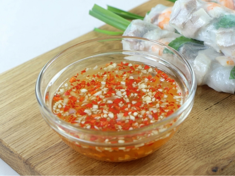 Nước mắm tỏi ớt chua ngọt là loại nước chấm phổ biến nhất để chấm với gỏi cuốn