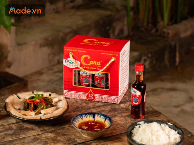 Sản phẩm nước mắm Cana được đóng gói trong hộp quà sang trọng, tinh tế, phù hợp để biếu tặng