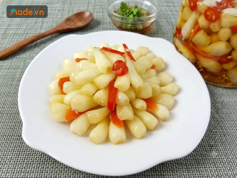 Thành phẩm kiệu ngâm nước mắm đường có màu vàng nâu đẹp mắt áo trên lớp ngoài của kiệu
