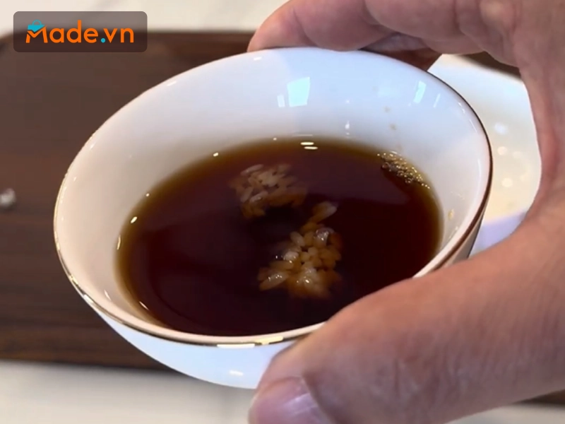 Thí nghiệm hạt cơm nổi trên mắm cốt truyền thống
