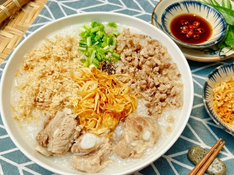 Thưởng thức cháo sườn thơm nóng là một ý tưởng vô cùng hợp lý cho bữa sáng dồi dào dưỡng chất