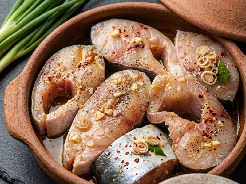Ướp cá cùng các gia vị và nguyên liệu đã được sơ chế