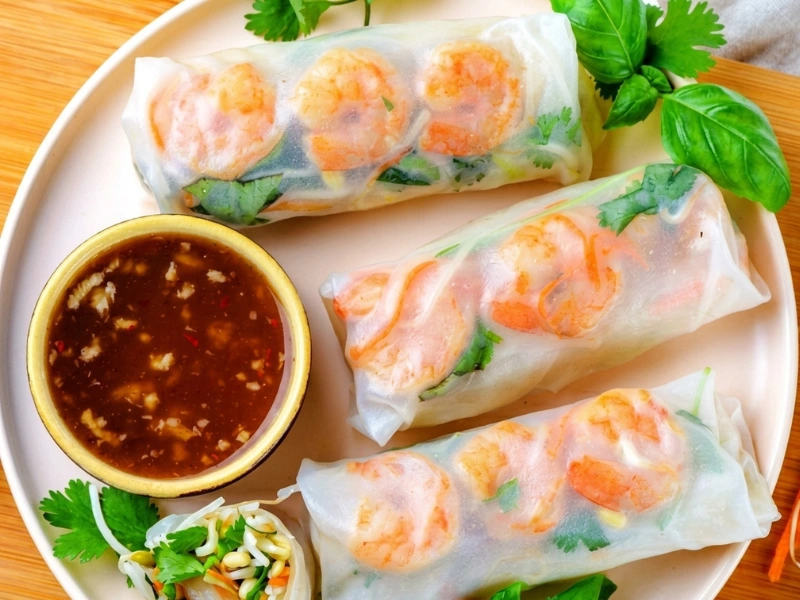 Vị chua thanh đặc trưng của me chín kết hợp cùng nước mắm đun đậm đà rất thích hợp cho các món gỏi cuốn