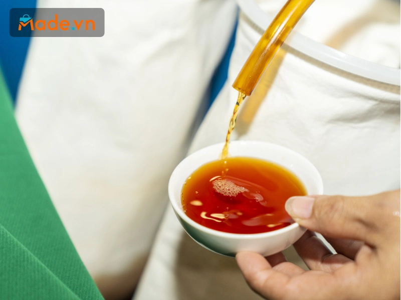 Cana áp dụng kỹ thuật Nhĩ tuần hoàn cho dòng nước mắm cốt nhĩ chảy ngược lại vào bể và thẩm thấu xuyên qua khối chượp